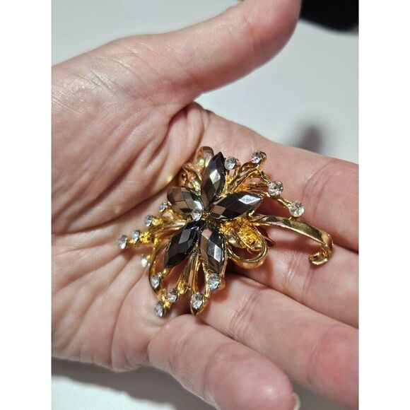 **Sale** Gold tone rhinestone flower brooch - Picture 2 of 9